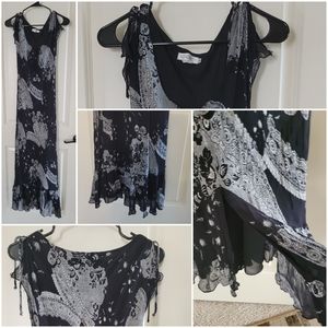 A sophisticated black & gray maxi dress, featuring a casual floral design Size 1